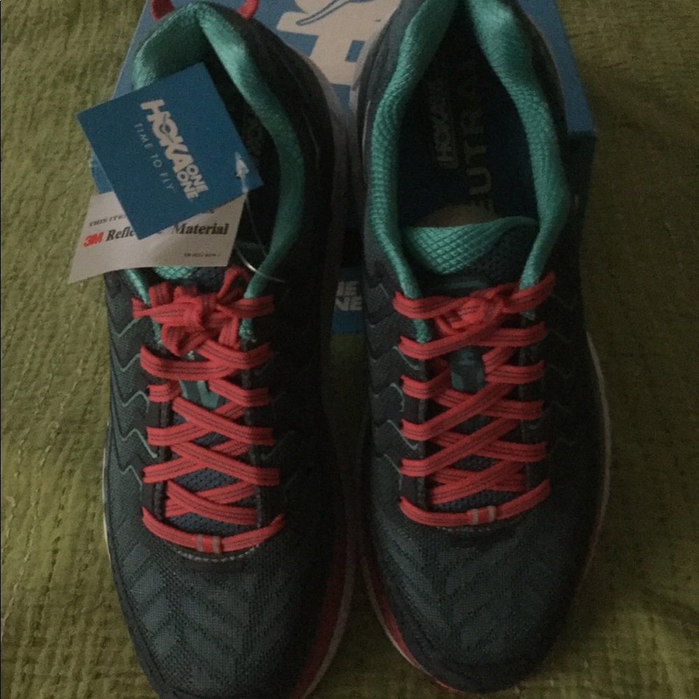 Women’s Hoka One Clifton 4. Sz 7.5 NWT